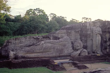 Bouddha debout et couché, Gal Vihara